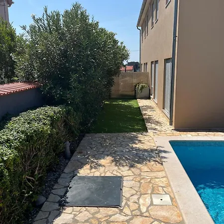 Lara 2 Holiday home Liznjan