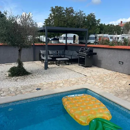 Prázdninový dům Lara 2 *